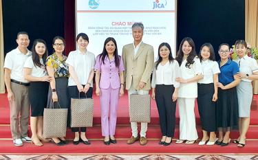 Saito Yuriko (4th, L) in a group photo with representatives of the provincial Women’s Union and JICA, and other delegates at the ceremony.