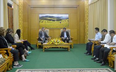 Chairman of the People's Committee of Yen Bai province Tran Huy Tuan receives the delegation of the Canadian Embassy in Vietnam.