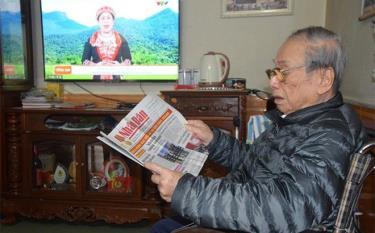 Những năm tháng cuối đời, du tuổi cao sức yếu, đồng chí Hà Thiết Hùng vẫn hàng ngày quan tâm theo dõi tình hình thời sự địa phương, đất nước qua đọc báo, xem ti vi.