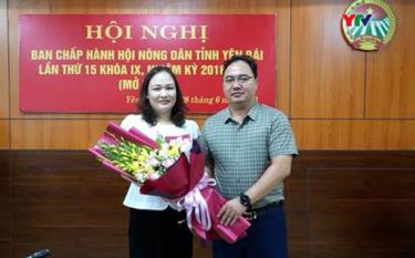 Lãnh đạo Hội Nông dân tỉnh tặng hoa chúc mừng đồng chí Nguyễn Thị Phương Đông trúng cử chức danh Phó Chủ tịch Hội Nông dân tỉnh Yên Bái khóa IX, nhiệm kỳ 2018 - 2023.