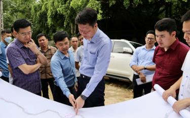 Đồng chí Nguyễn Thế Phước - Phó Chủ tịch Thường trực UBND tỉnh kiểm tra tiến độ thi công, giải phóng mặt bằng tại lý trình Km 32+582, xã Xuân Tầm, huyện Văn m88 đăng nhập.