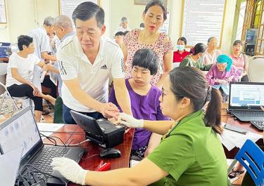 Công an phường Minh Tân, thành phố Yên Bái tổ chức làm thẻ căn cước công dân gắn chip và cấp tài khoản định danh điện tử cho người dân.