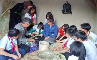 Học sinh Trường Tiểu học và THCS Lý Tự Trọng (thị xã Nghĩa Lộ) tìm hiểu nghề thủ công truyền thống của địa phương.