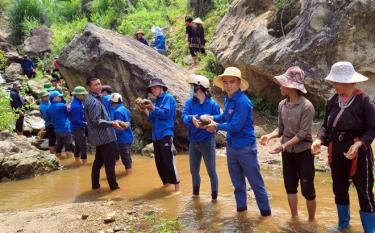 Đoàn viên thanh niên các đơn vị tham gia lao động tại công trình cầu dân sinh xã Nậm Mười, huyện Văn Chấn.