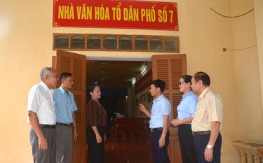 Lãnh đạo Đảng ủy thị trấn Cổ Phúc về cơ sở vận động cán bộ, đảng viên Chi bộ tổ dân phố số 7 dịch rào, hiến đất mở rộng đường giao thông liên tổ.