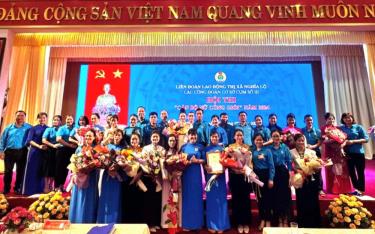Ban tổ chức trao giải cho các thí sinh