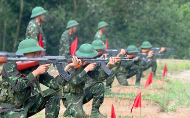 Các chiến sĩ tham gia kiểm tra bắn súng tiểu liên AK mục tiêu bia ẩn, hiện ban ngày.