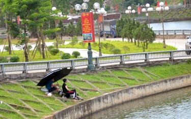 Nguy cơ mất an toàn khi có các hoạt động câu cá gần đường dây điện (Ảnh minh họa).