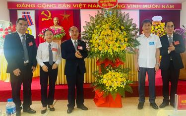 Đồng chí Ngô Hạnh Phúc - Ủy viên Ban Thường vụ Tỉnh ủy, Phó Chủ tịch UBND tỉnh tặng hoa chúc mừng Đại đăng nhập dafabet.