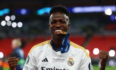 VInicius Junior cắn huy chương vàng mừng chức vô địch Champions League, sau trận chung kết thắng Dortmund 2-0 trên sân Wembley, thành phố London, Anh, tối 1/6/2024.