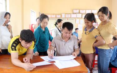 Người dân xã Hồng Ca, huyện Trấn Yên đăng ký các mô hình hỗ trợ thuộc Chương trình giảm nghèo bền vững thông qua các buổi họp thôn.