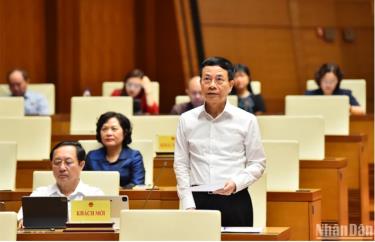Tại phiên họp, Bộ trưởng Thông tin và Truyền thông Nguyễn Mạnh Hùng đã giải trình, làm rõ một số nội dung về sử dụng công nghệ để giải quyết mặt trái của thương mại điện tử và bảo vệ dữ liệu cá nhân.