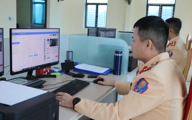 Cán bộ, chiến sĩ Phòng CSGT Công an tỉnh theo dõi trật tự an toàn giao thông thông qua hệ thống camera giám sát trên địa bàn thành phố Yên Bái.