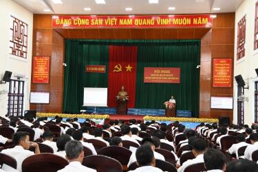 Đồng chí Đại tá Lê Văn Hưởng, Phó Chính ủy Vùng chủ trì Hội nghị.