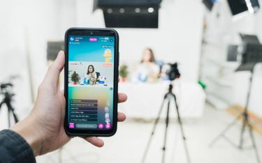 Bên trong một studio livestream bán hàng.