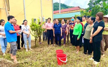 Cán bộ Trung tâm Ứng dụng, kỹ thuật, thông tin khoa học và công nghệ tỉnh Yên Bái hướng dẫn người dân kỹ thuật sử dụng chế phẩm sinh học.