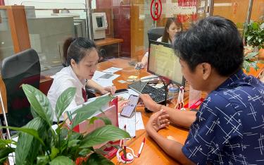 Cán bộ Agribank Chi nhánh tỉnh Yên Bái hướng dẫn khách hàng cập nhật sinh trắc học để đảm bảo an toàn trong giao dịch ngân hàng số.