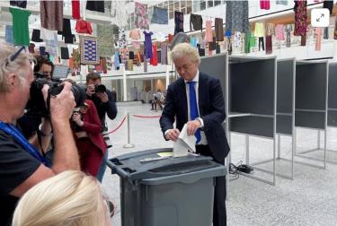 Nhà lãnh đạo cực hữu Hà Lan Geert Wilders bỏ phiếu tại điểm bầu cử EU ở The Hague.