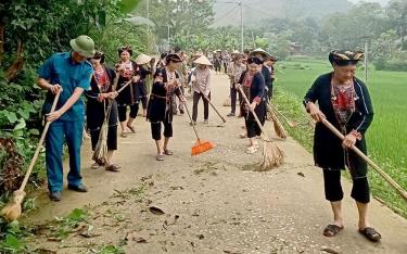 Người dân thôn Khe Ngang, xã Yên Thành, huyện Yên Bình tham gia vệ sinh môi trường theo định kỳ.