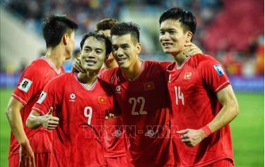 Các cầu thủ Việt Nam ăn mừng khi có bàn thắng nâng tỷ số lên 2 - 1 do công của Tiến Linh.