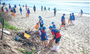 Ngày 2/6/2024, trên 500 người đã tham gia nhặt và phân loại rác trong sự kiện “Green Day in Binh Dinh 2024” tại Trung tâm Quốc tế Khoa học và Giáo dục liên ngành (ICISE), thành phố Quy Nhơn, tỉnh Bình Định.