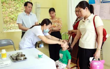 Lãnh đạo Trung tâm Kiểm soát bệnh tật tỉnh giám sát hoạt động hỗ trợ uống Vitamin A và tẩy giun tại Trạm Y tế phường Yên Thịnh.