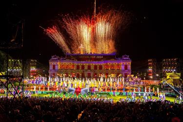 Màn pháo hoa rực trời như một lời kết cho đêm khai mạc Tuần lễ Festival nghệ thuật quốc tế Huế năm 2024.
