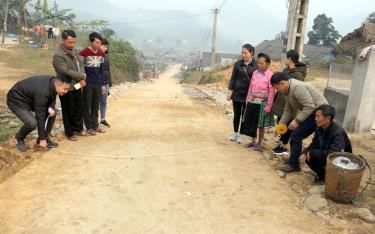 Người dân thôn Khuôn Bổ, xã Hồng Ca tích cực mở rộng đường giao thông nông thôn.