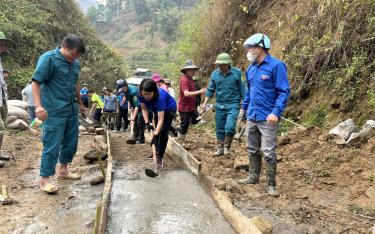 Lãnh đạo Ban Tuyên giáo Huyện ủy Mù Cang Chải tham gia làm đường giao thông nông thôn trong 