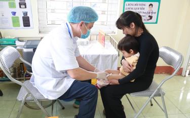 Cán bộ y tế xã Mậu Đông, huyện Văn Yên tiêm chủng cho trẻ trên địa bàn xã theo Chương trình TCMR.