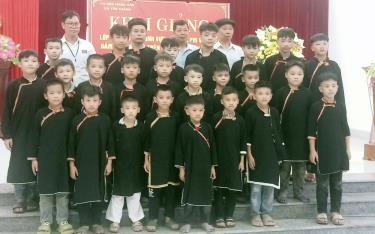 Các học viên tham gia lớp truyền dạy nghệ thuật trình diễn dân gian dân tộc Dao
