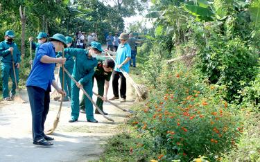 Người dân xã Xuân Lai tham gia chỉnh trang các tuyến đường chào đón sự kiện Lễ công bố huyện Yên Bình đạt chuẩn NTM và công bố Quy hoạch chung xây dựng Khu du lịch quốc gia hồ Thác Bà đến năm 2024.