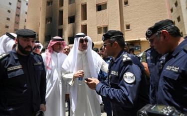 Lãnh đạo Kuwait trao đổi với cảnh sát trước hiện trường vụ hỏa hoạn ở phía nam thủ đô Kuwait ngày 12-6