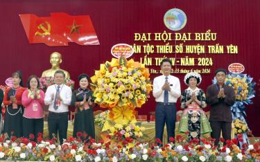 Đồng chí Nguyễn Thế Phước - Ủy viên Ban Thường vụ Tỉnh ủy, Phó Chủ tịch Thường trực UBND tỉnh tặng hoa chúc mừng Đại hội.