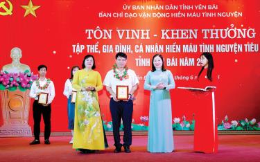 Phó chủ tịch HĐND tỉnh Hoảng Thị Thanh Bình và Phó chủ tịch UBND tỉnh Vũ Thị Hiền Hạnh trao khen thưởng đại biểu hiến máu tình nguyện tiêu biểu tỉnh Yên Bái năm 2023.