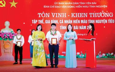 Phó chủ tịch HĐND tỉnh Hoảng Thị Thanh Bình và Phó chủ tịch UBND tỉnh Vũ Thị Hiền Hạnh trao khen thưởng đại biểu hiến máu tình nguyện tiêu biểu tỉnh Yên Bái năm 2023.