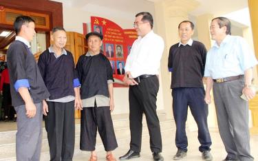 Bí thư Huyện ủy Nông Việt Yên trao đổi với các già làng, trưởng dòng họ, người có uy tín về việc giữ gìn, bảo tồn và phát huy bản sắc văn hoá truyền thống. 
