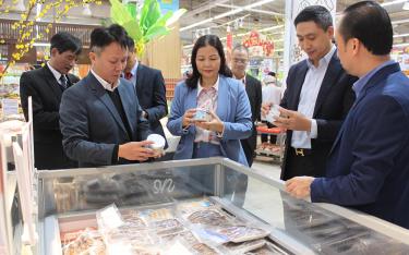 Thông qua các tuần hàng giới thiệu sản phẩm, một số sản phẩm của Công ty TNHH Chế biến thủy sản sạch Hải Hà, huyện Yên Bình được bày bán trong Siêu thị Big C - Hà Nội.