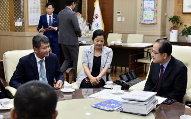 Chủ tịch UBND tỉnh Trần Huy Tuấn đã thông tin nhanh với ngài Trưởng huyện Jindo về những tiềm năng, thế mạnh của Yên Bái và tình hình đưa lao động của tỉnh đi làm việc ở nước ngoài và lao động tại Hàn Quốc.
