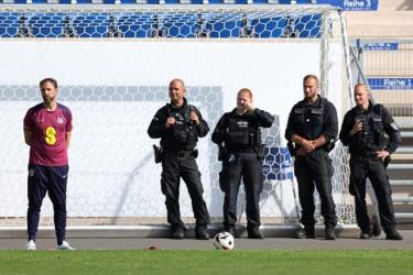 Cảnh sát tại một buổi tập luyện của đội tuyển Anh