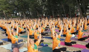 Hơn 600 người đồng diễn Yoga tại bãi biển Đồi Dương, TP Phan Thiết nhân Ngày quốc tế Yoga lần thứ 10 tại Bình Thuận.