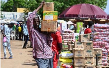 Người dân chuyển lương thực tại khu chợ ở Niamey (Niger).