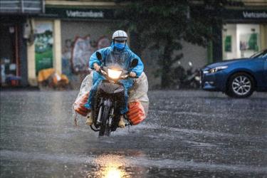 Hà Nội ngày nắng, đêm và sáng có mưa dông