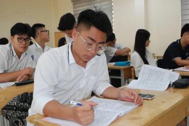 Thí sinh ôn thi tốt nghiệp trung học phổ thông.