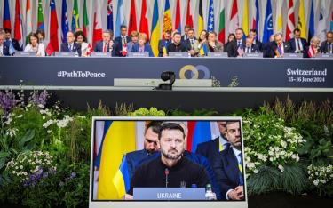Tổng thống Ukraine Volodymyr Zelenskyy phát biểu tại Hội nghị hòa bình Ukraine ở Stansstad, Thụy Sĩ vào ngày 16 tháng 6 năm 2024.
