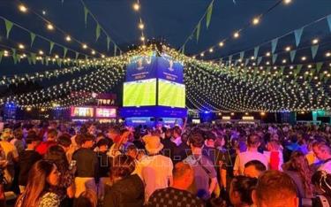 Fan Zone Berlin chật cứng cổ động viên Anh theo dõi trận Anh-Serbia của bảng C.