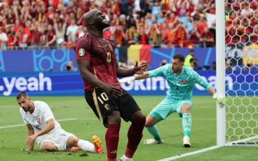 Lukaku đã 2 lần đưa bóng vào khung thành nhưng VAR đều từ chối
