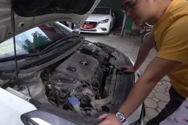 Anh Nguyễn Văn Kiên đang kiểm tra động cơ xe khi thu mua xe của khách hàng.