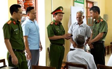 Thượng tá Phạm Duy Thịnh - Trưởng Công an huyện Văn Yên trực tiếp tham gia hỗ trợ người dân kích hoạt tài khoản định danh điện tử.