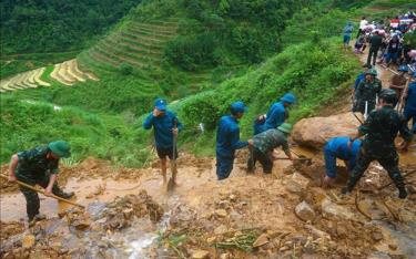 Tỉnh Hà Giang huy động quân dân khắc phục hậu quả mưa lũ. Ảnh